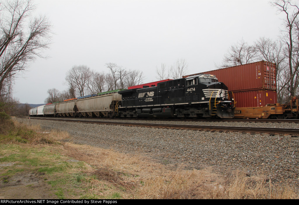 NS 4474 leads train 12G East